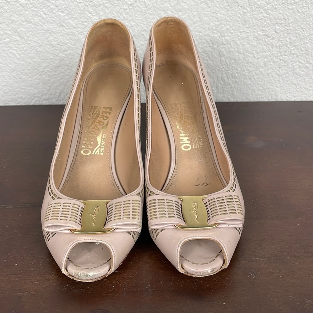 Salvatore Ferragamo Beige Leather Pola Bisque Peep Toe Pumps Bow Size 7.5 - Picture 2 of 16